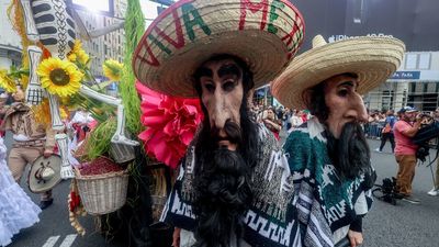 Fotogaleria: La Cabalgata de la Hispanidad llena de color la Gran Vía