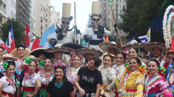 Fotogaleria: El desfile de la Hispanidad llena de color la Gran Vía / EUROPA PRESS