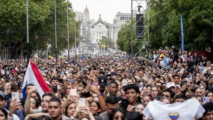 Cientos de personas durante el concierto por el Día de la Hispanidad, en la Puerta de Alcalá / EUROPA PRESS