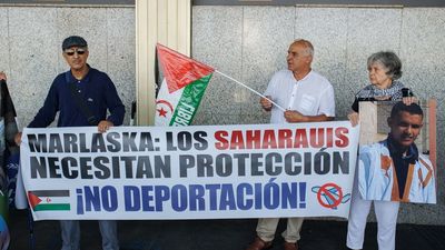 Deportados 21 saharauis que pidieron asilo en Barajas, entre ellos dos niños de un año