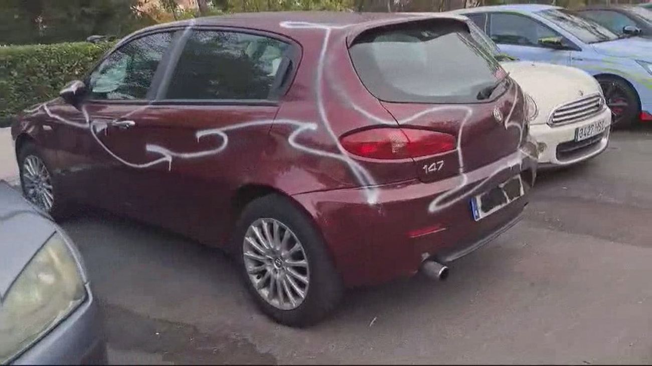 Decenas de coches aparecen vandalizados en Usera barridos con pintura y lunas rotas