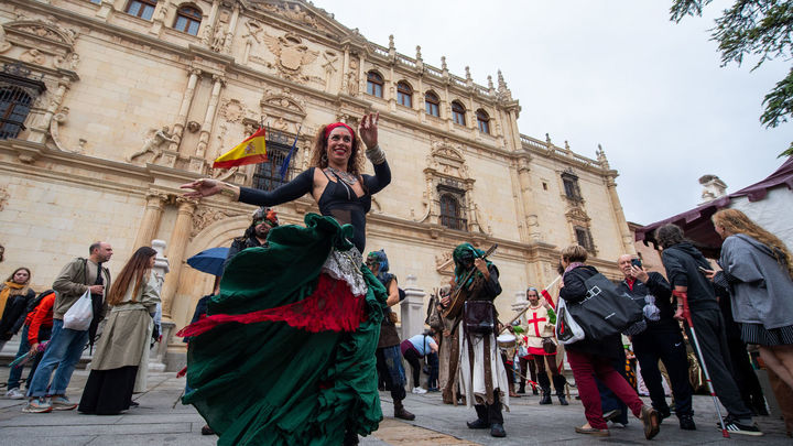 Actuación en las calles de Alcalá de Henares durante la Semana Cervantina
