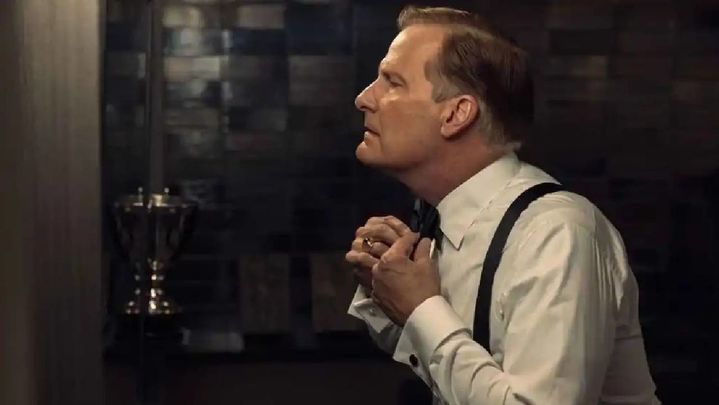 Jeff Daniels recuerda a Donald Trump en Todo un hombre / Netflix