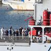 El barco italiano con el primer grupo de migrantes trasladados a Albania llega al país
