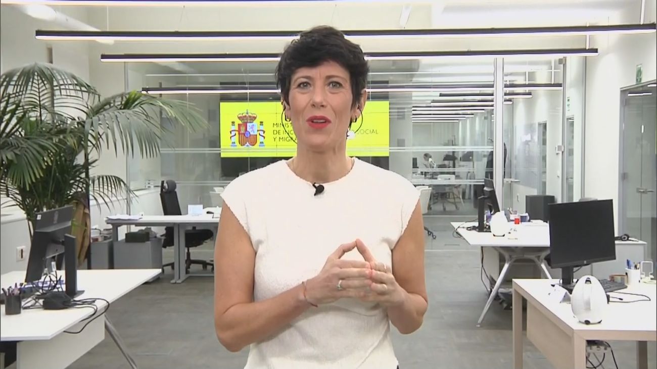 La ministra Elma Saiz acusa a Almeida y Ayuso de "dejación de funciones" en Barajas