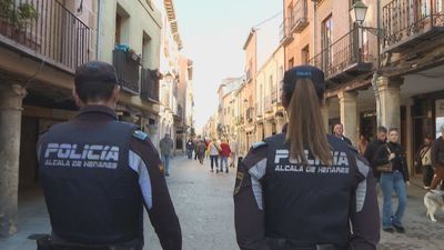 Alcalá de Henares presenta su Policía de Barrio, que estará equipada con pistolas táser