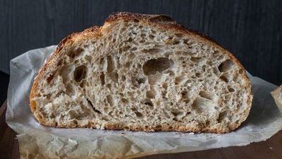 No, la miga del pan no engorda más que la corteza