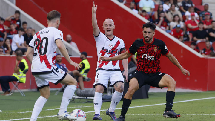 El delantero del Rayo Vallecano, Isi Palazón (c) pide la pelota a su compañero Iván Balliu (i) / EFE