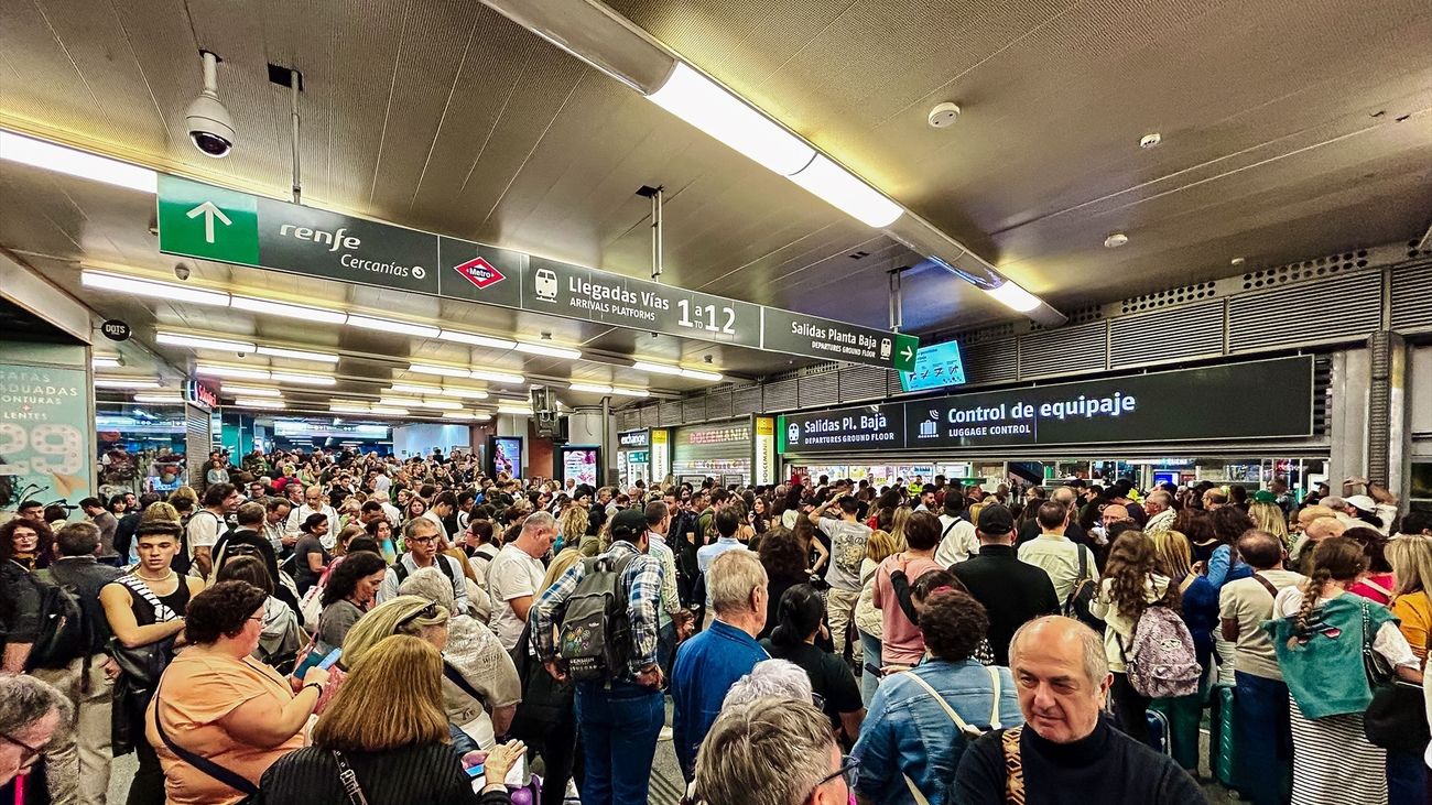 Miles de pasajeros afectados y decenas de trenes cancelados tras el caos de Atocha