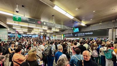 Miles de pasajeros afectados y decenas de trenes cancelados tras el caos de Atocha