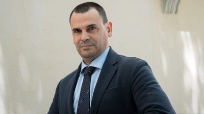 La jueza suspende otra vez la declaración de la pareja de Ayuso por tener un viaje profesional