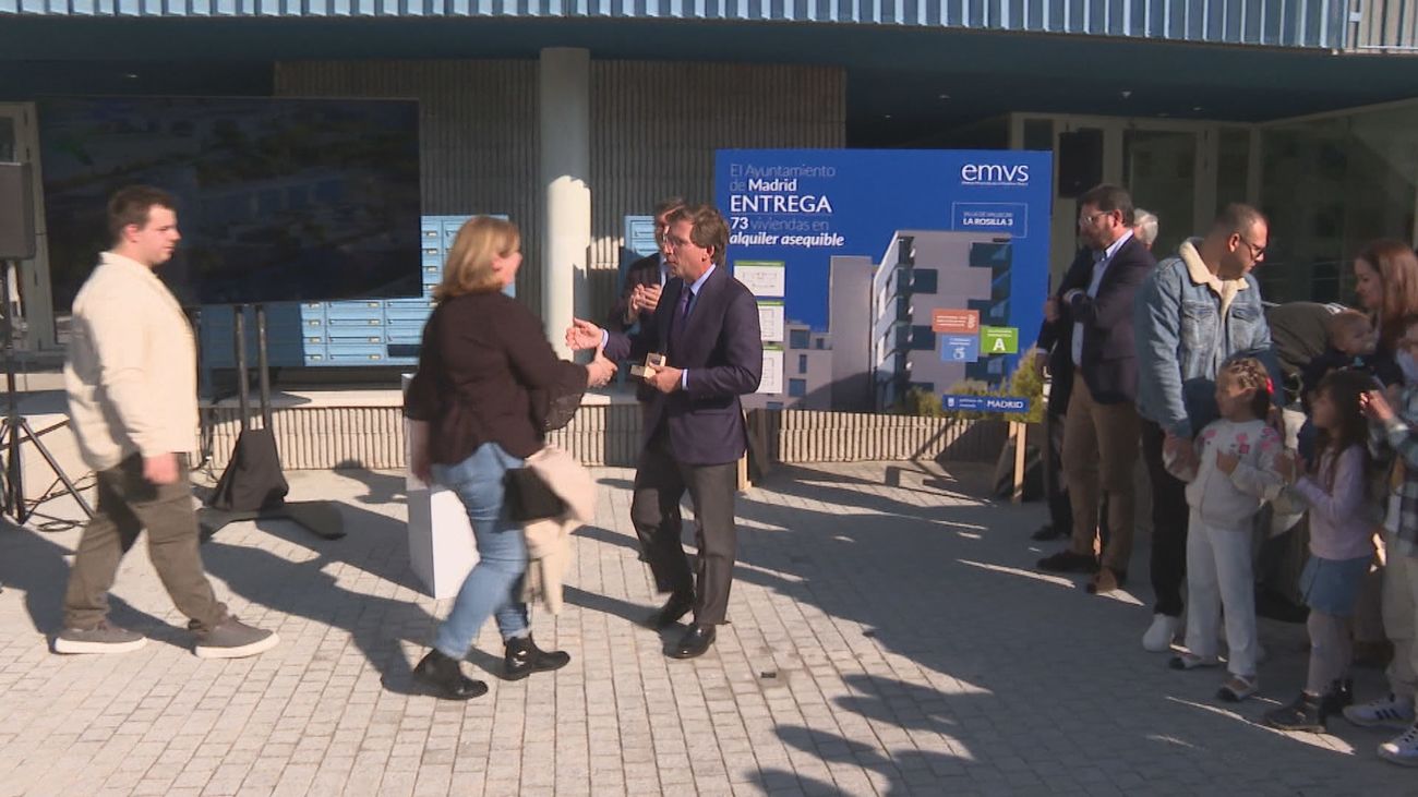 Almeida entrega a más de 70 familias las llaves de sus viviendas de alquiler asequible en el barrio de La Rosilla