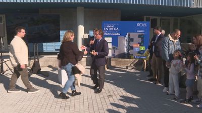 Almeida entrega a más de 70 familias las llaves de sus viviendas de alquiler asequible en el barrio de La Rosilla