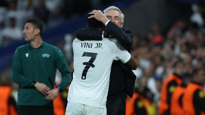 Vinícius Jr. celebra con Carlo Ancelotti su tercer gol ante el Borussia Dortmund / EFE/Kiko Huesca