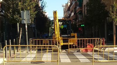 Un hundimiento de calzada en una céntrica calle de Getafe provoca el corte del tráfico
