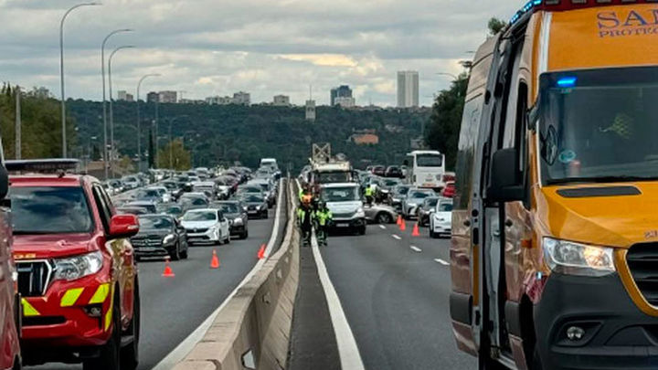 Herida grave una conductora de 70 años tras chocar su coche con un autobús en el bus vao de la A-6 / @Emergencias Madrid