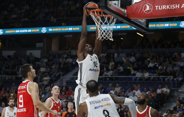 Ibaka ante Estrella Roja / EFE