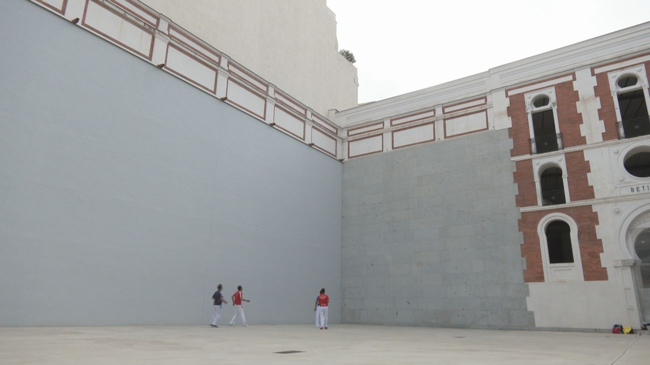 Los pelotaris buscan revivir el juego de pelota vasca en el Beti Jai