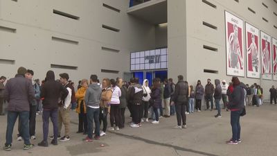 Colas en el Metropolitano en el outlet 'vintage' del Atlético