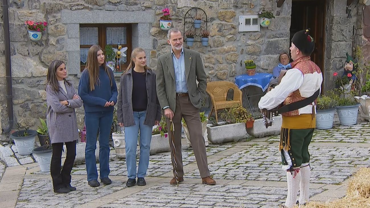 La Familia Real, aclamada en Sotres con motivo del Pueblo Ejemplar 2024