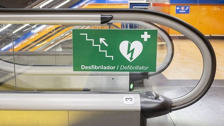 Indicación de la localización de un desfibrilador en el metro / METRO DE MADRID