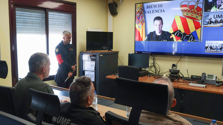Videoconferencia del Rey con los puestos de la UmE desplegados en la zonas de la catastrofe / EFE