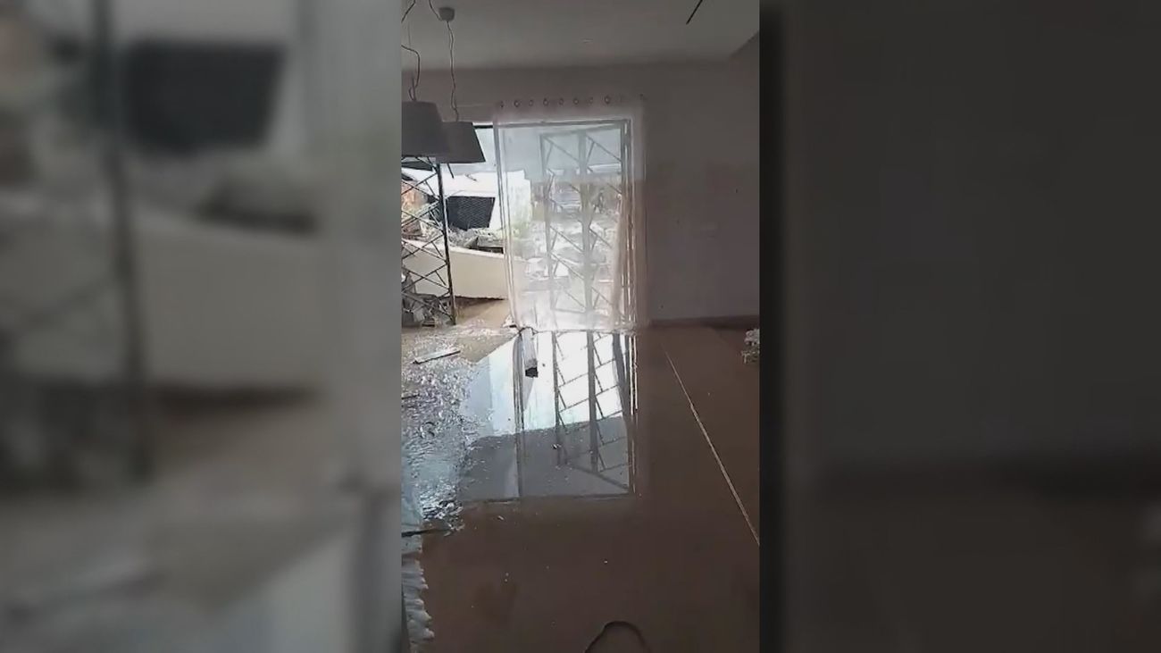 Javier, vecino de Picanya (Valencia), saltó con sus hijos a casa del vecino para huir del agua