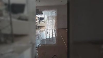 Javier, vecino de Picanya (Valencia), saltó con sus hijos a casa del vecino para huir del agua