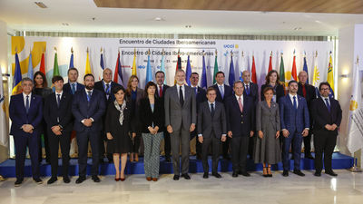 El rey Felipe VI refuerza los lazos de la Corona con los alcaldes de una treintena de países iberoamericanos