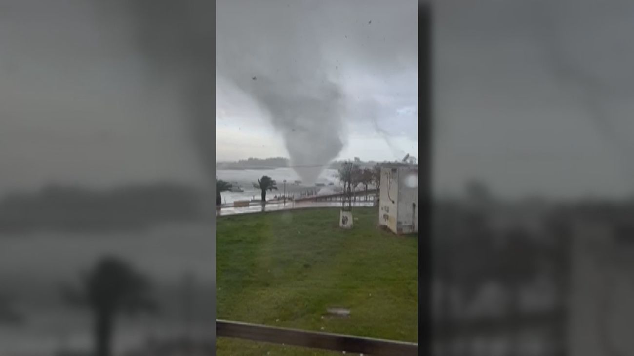 Impresionante manga marina deja un herido y varias incidencias tras el paso por Isla Cristina (Huelva)