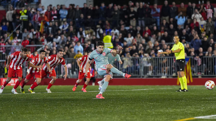 Julián Alvarez marca de penalti / EFE