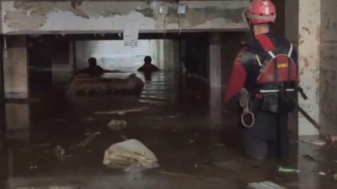Familiares angustiados y equipos de rescate a la búsqueda de desaparecidos