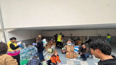 Los madrileños se vuelcan con Valencia y entregan "cientos de toneladas" de alimentos y materiales