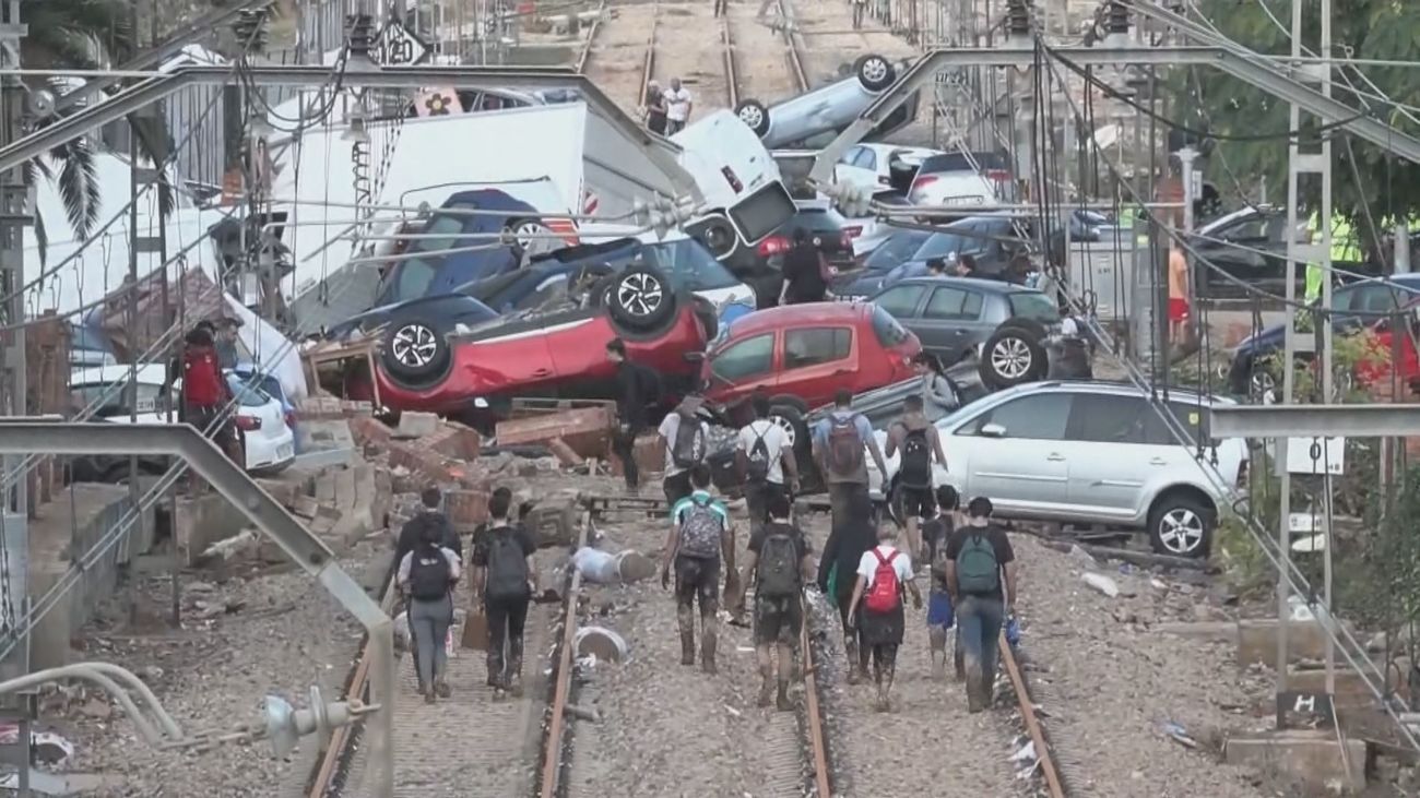 Paiporta,  zona cero del desastre, lucha contra el fango y busca desaparecidos