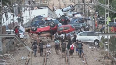 Paiporta,  zona cero del desastre, lucha contra el fango y busca desaparecidos