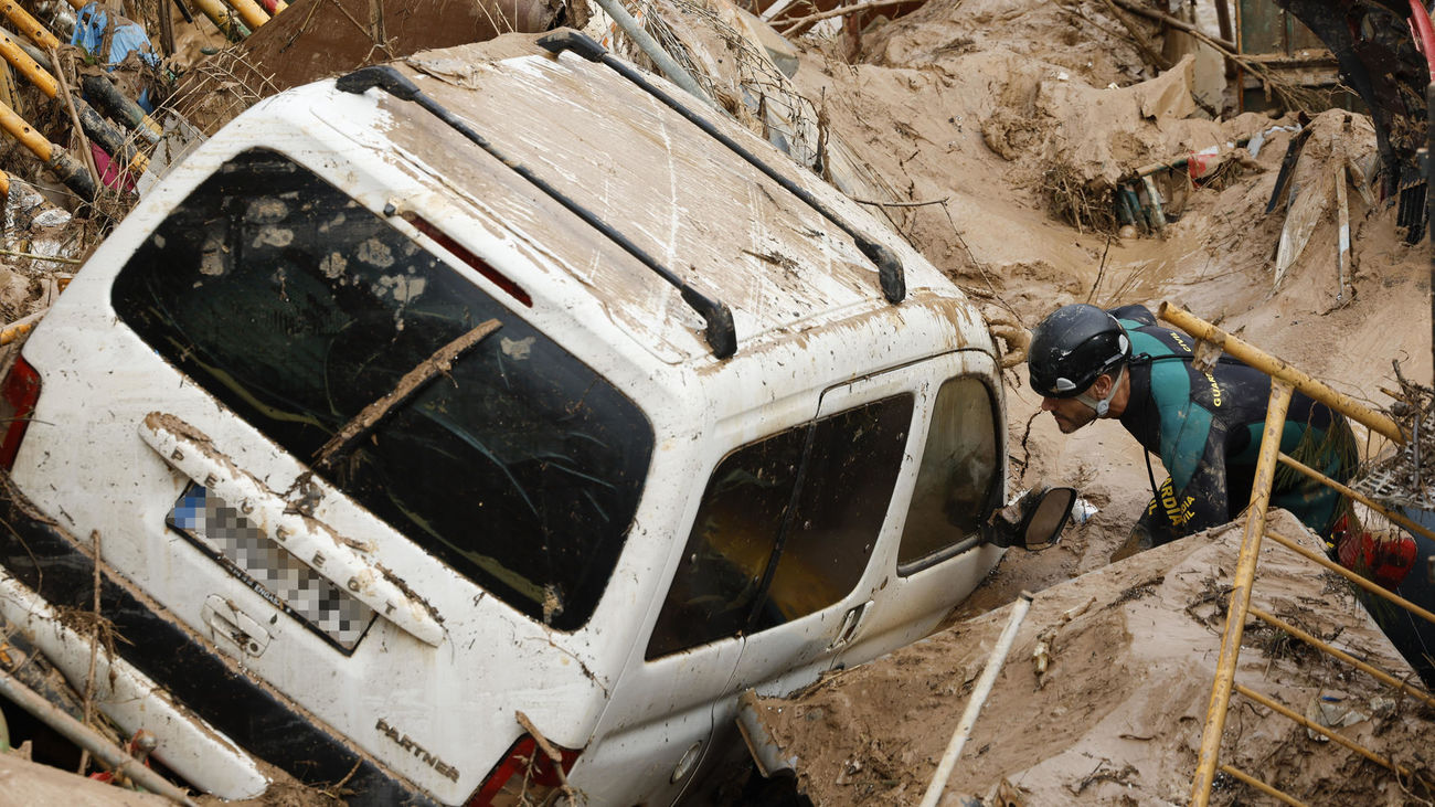 Bomberos, UME y Guardia Civil buscan coche a coche a las víctimas de la DANA