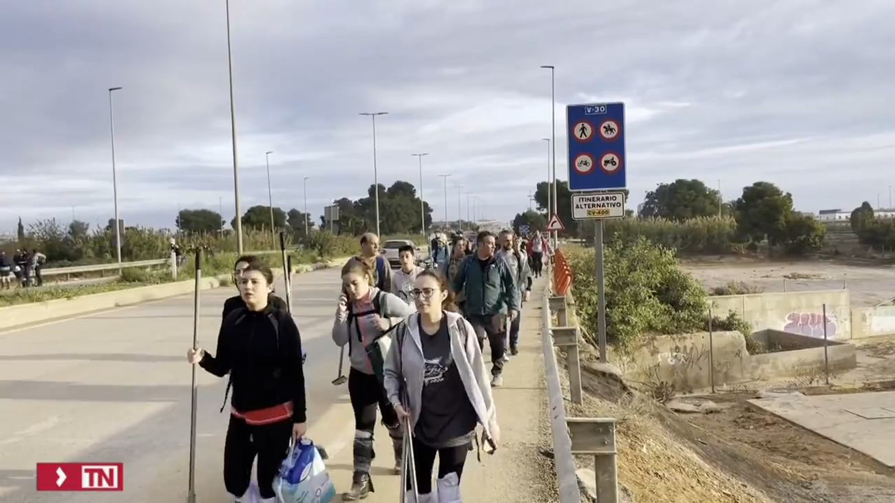 "¿Te quedas mirando cómo pasa la tragedia? ¡Pues no!", miles de personas desafían las restricciones para ayudar en Valencia