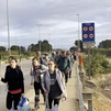 "¿Te quedas mirando como pasa la tragedia? ¡Pues no!", miles de personas desafían las restricciones para ayudar en Valencia