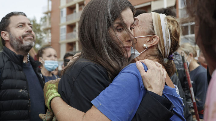 La reina Letizia consuela a una vecina en Paiporta / EFE