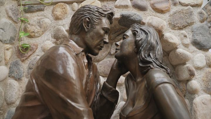 Estatua de Richard Burton y Elizabeth Taylor en 'Casa Kimberly', Jalisco / TELEMADRID