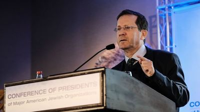 Trump tilda a España de "hostil" y "perdedor" y Herzog dice que "está jugando a un juego extraño e incomprensible"