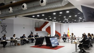 El Rey preside la reunión del comité de crisis tras los estragos de la DANA