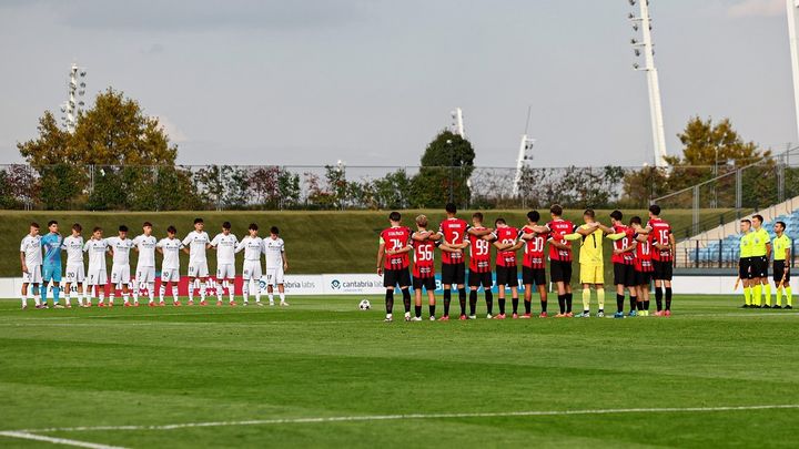 Minuto de silencio en el Real Madrid - Milan de juveniles / @lafabricacrm