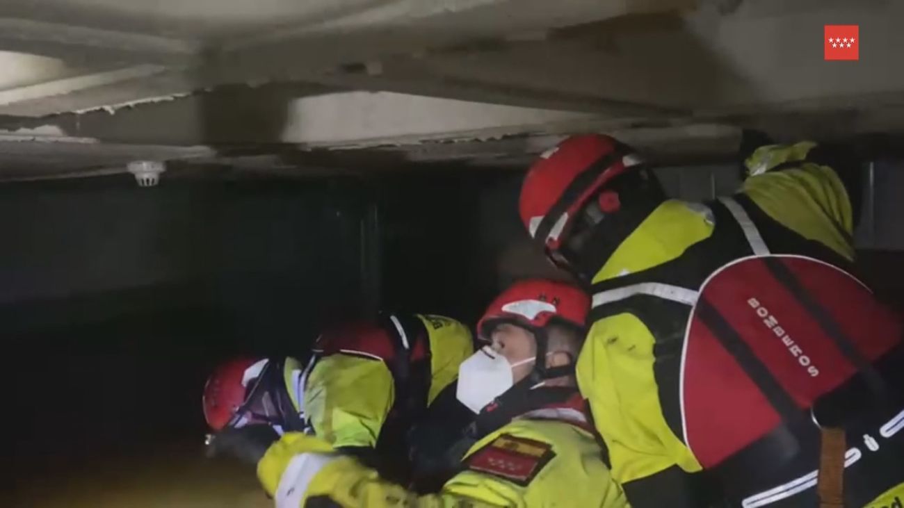 Los profesionales de los  servicios de emergencias de Madrid ayudan en Valencia