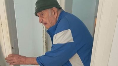 El duro testimonio de un vecino de Catarroja que ha tenido que hacerse cargo de un anciano que buscaba comida por las calles