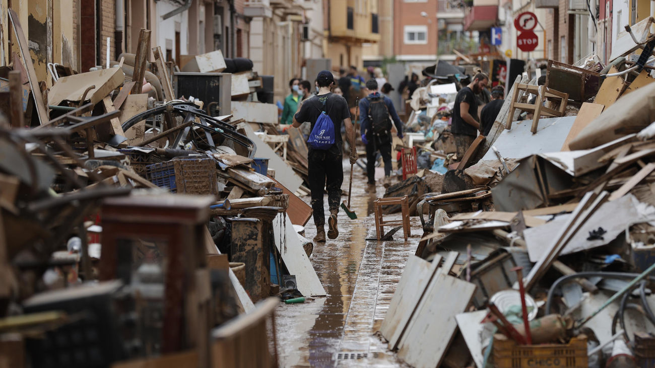 Valencia sigue buscando desaparecidos y limpiando casas y calles siete días después de la DANA