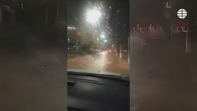 La huida desesperada del parking de Bonaire de unas trabajadoras sorprendidas por la riada