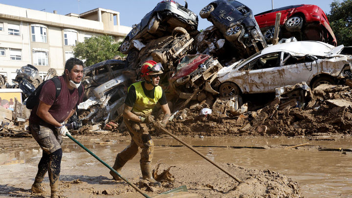 Voluntarios despejan las calles / EFE