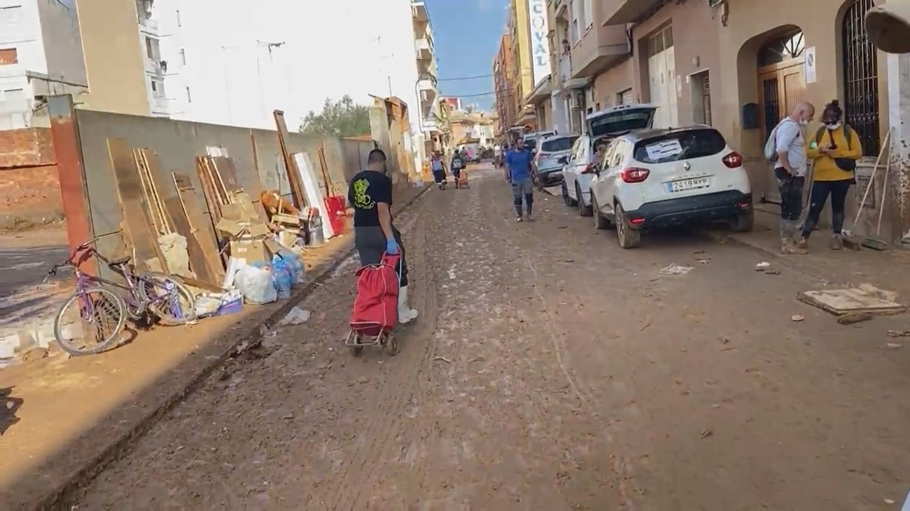 El testimonio de Inés, madrileña voluntaria en Valencia. “Se necesita un abrazo, se necesita de todo”