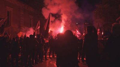 Dos detenidos y cargas policiales en la violenta manifestación de grupos de ultraderecha en Ferraz